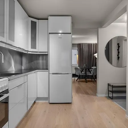 Center - Renovated 2-bedroom *
