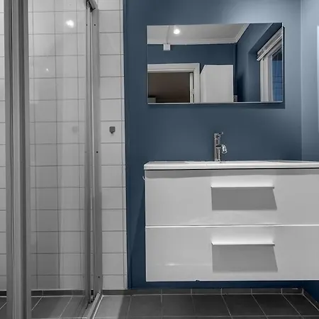Center - Renovated 2-bedroom