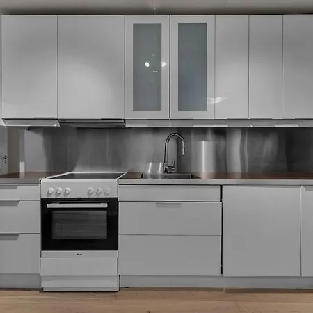 Center - Renovated 2-bedroom
