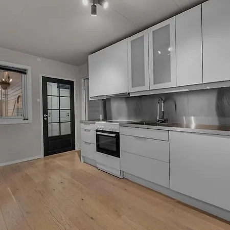 Center - Renovated 2-bedroom Lägenhet *