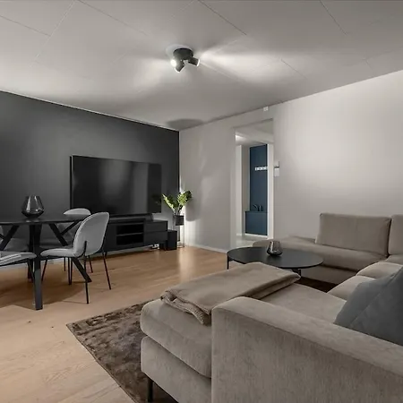 Center - Renovated 2-bedroom Lägenhet *